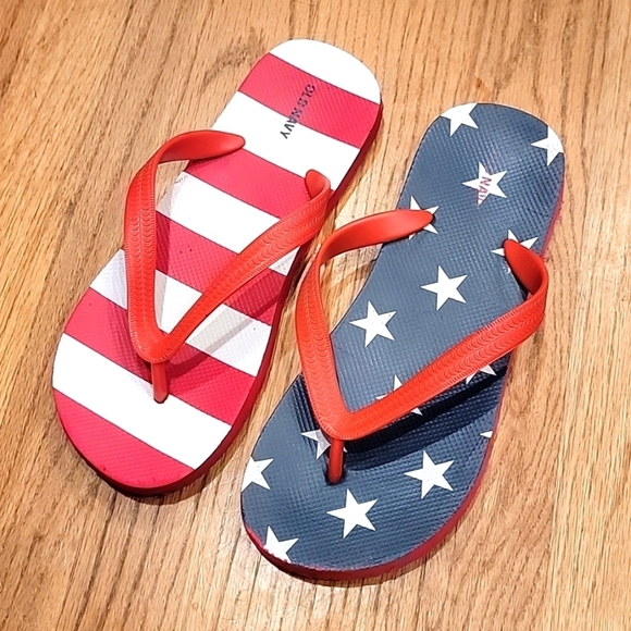 Gently Used Old Navy Men's Red White and Blue US Flag Flip Flops Thong Sandals - Picture 1 of 3